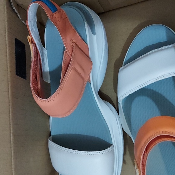 Sorel Women's Explorer Blitz Peach/White 9.5. Used once - Picture 3 of 8